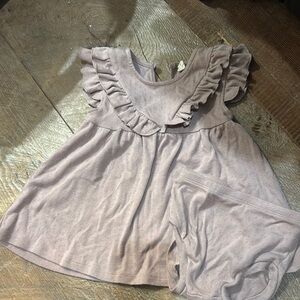 Quincy Mae Sleeveless Ruffle V Dress with Bloomers 18-24 months. Perfect cond!